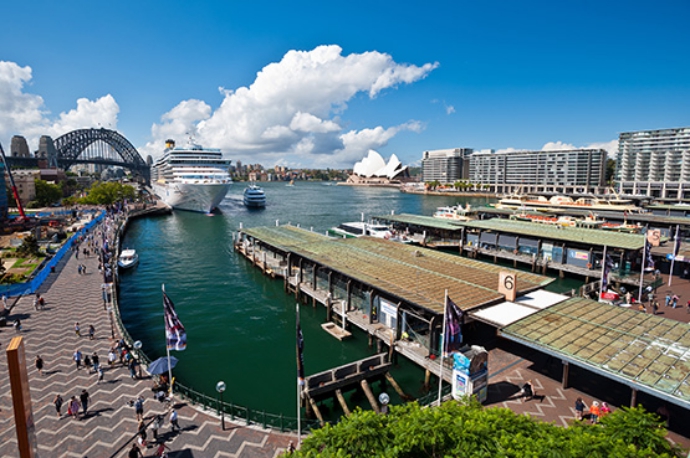 悉尼环形码头位于澳大利亚新南威尔士州首府悉尼地区，在便利朗角与岩石区之间的悉尼湾悉尼中心商务区的北部边缘。环形码头由海滨小径、行人购物中心、公园、餐厅和咖啡座组成，并设有火车站和多个渡轮码头。