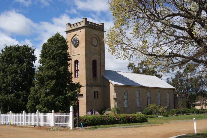 在澳大利亚现存最古老的天主教堂－建于1836年的圣约翰教堂的墓地里徘徊。