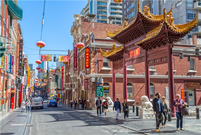 当地人不仅到这里来享受中国的美食，还可以就便观赏中国的文化艺术，每年春节是这里最热闹的时候，狮子舞、耍龙灯等都是这里的传统节目。