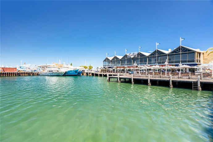 作为珀斯(Perth)的邻近港口城市，弗里曼特尔(Fremantle)（人们亲切地称之为弗雷奥）距离珀斯(Perth)只需驱车或乘坐火车 30 分钟。或者，您可以从巴拉克街乘坐渡轮沿着天鹅河(Swan River)悠闲地游览。