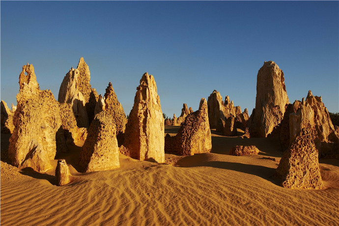 南邦国家公园内的尖峰石阵林立在风景优美的珀斯海岸线北部，在这里可以邂逅古老的沙漠雕塑。