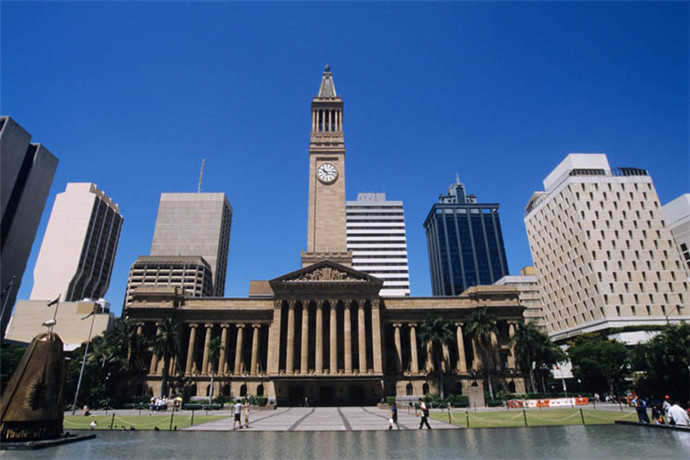 布里斯班市政厅建于1930年，以昆士兰特有的棕黄色砂岩及木料作建材，他是澳大利亚现存最大，最富丽堂皇的市政厅，也是一座典型的，新古典主义派建筑门厅高大，雄伟的立柱，让你不禁想起古代希腊的神庙；这样宝贵的历史资产，也被当地人称为：“百万市府”； 在悉尼歌剧院建成之前，这里是澳大利亚地标性建筑！ 
