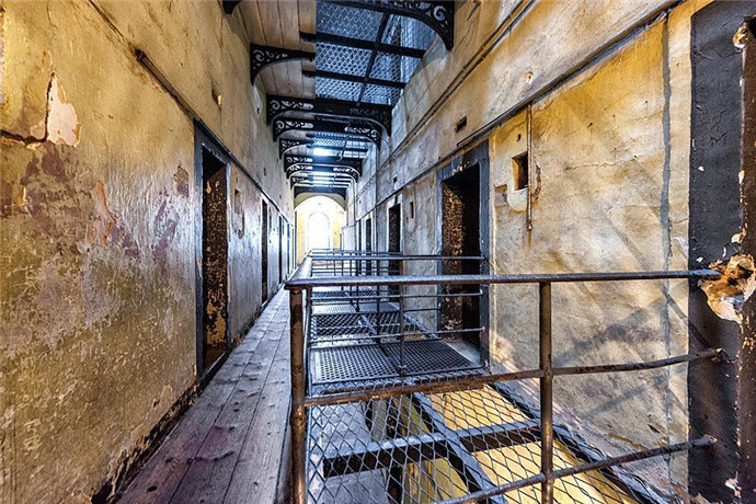 监狱是仍然屹立在南澳大利亚的两座最古老的建筑之一，另一座是同时建造的政府大楼。
